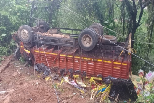 Lorry overturn, driver dies 